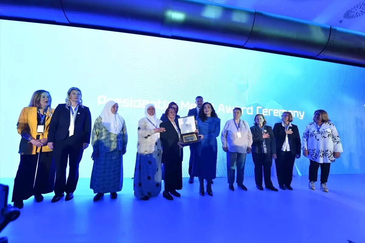 Osmani'den Srebrenitsa Annelerine Madalya
