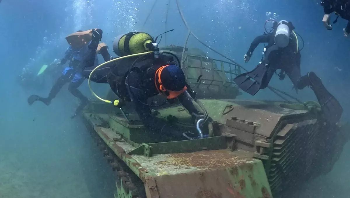 Saros Körfezi'nde su altı tarih müzesi için tank batırıldı