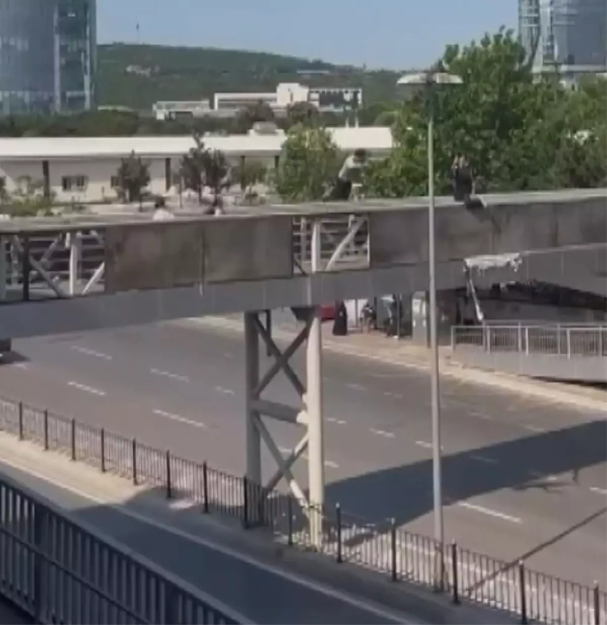 Kartal'da Üst Geçitten Düşme Anı
