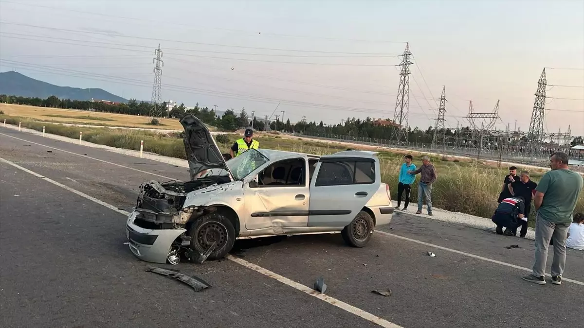 Uşak'ta Trafik Kazası: 3 Yaralı