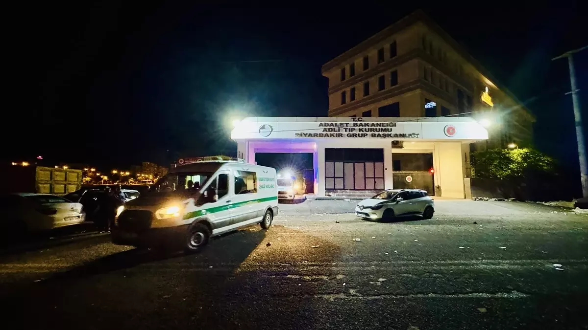 Diyarbakır'da Yangında Can Veren Aile Toprağa Verildi