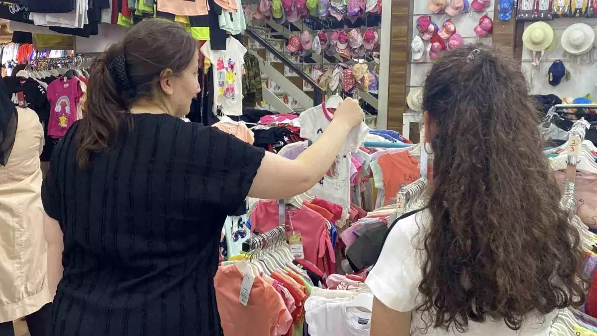 Sivas'ta Yetim ve Yoksul Çocuklara Bayramlık Kıyafet Yardımı
