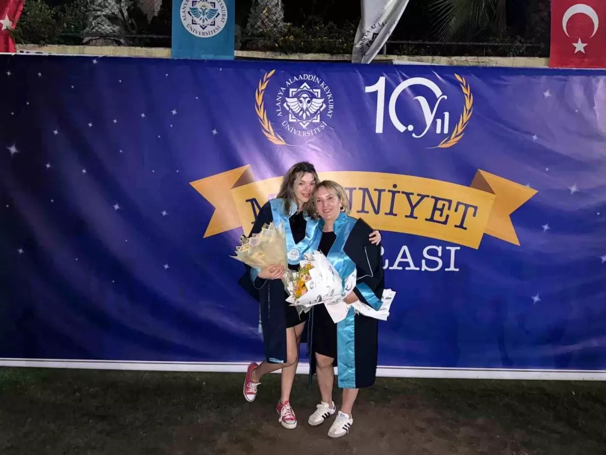 ALKÜ'de Anne-Kız Mezuniyet Coşkusu