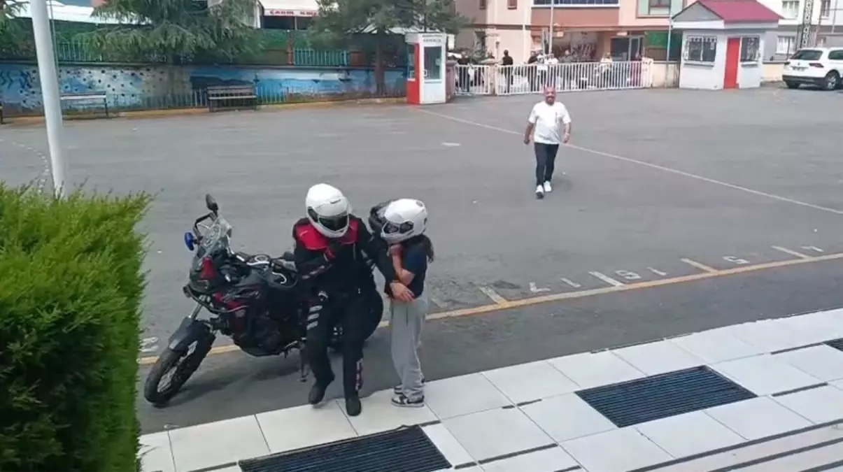 Sınava geç kalan öğrencinin imdadına Yunus Polisi yetişti