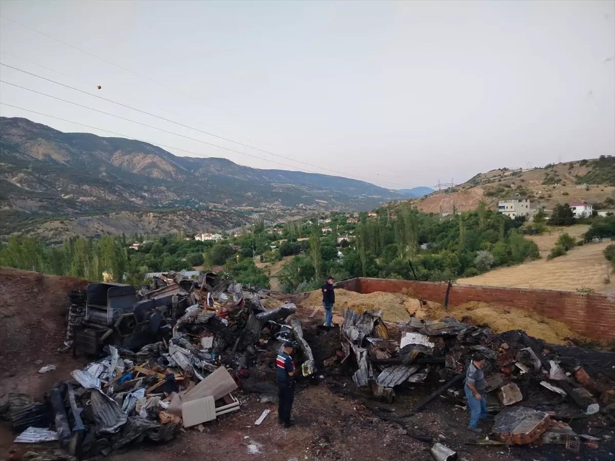 Sivas'ta Yangın: Ev ve Ahır Küle Döndü