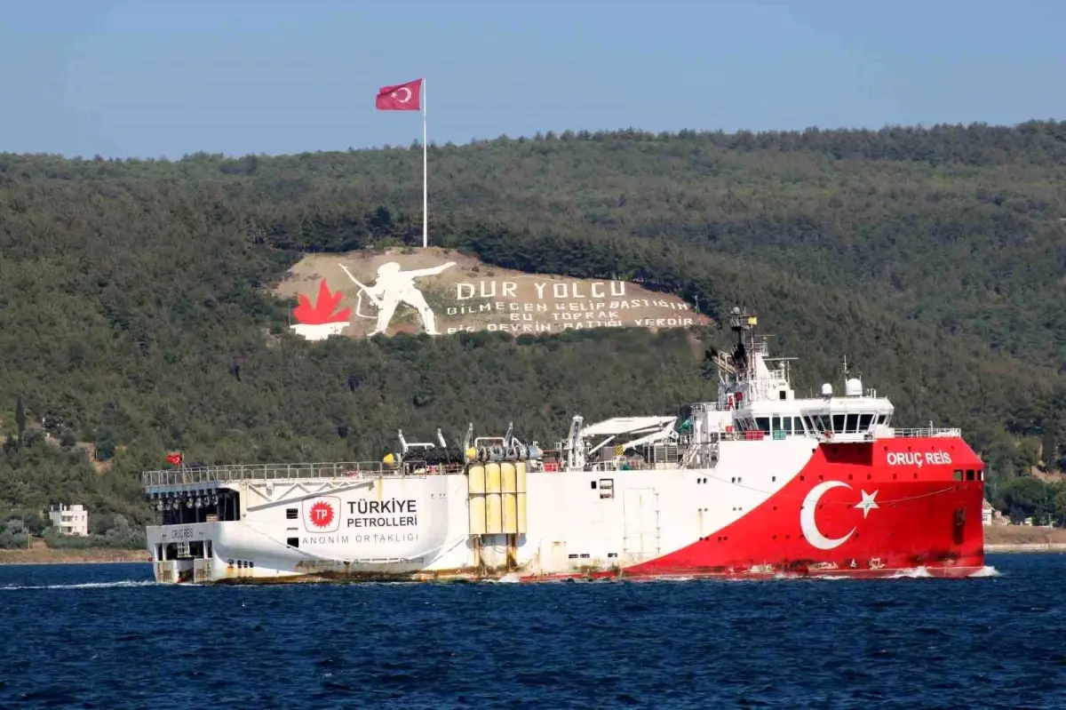 Oruç Reis Çanakkale Boğazı'ndan Geçti