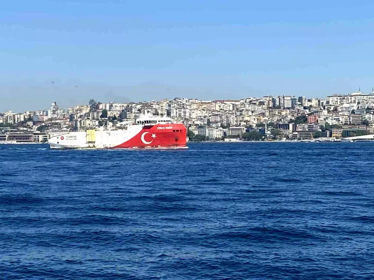 Oruç Reis Gemisi İstanbul Boğazı'ndan Geçti