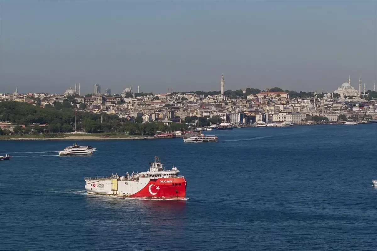 Oruç Reis İstanbul Boğazı'ndan Geçiyor
