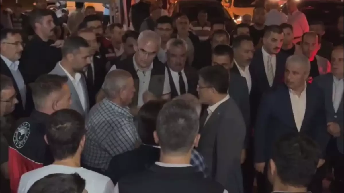 Tarım ve Orman Bakanı Yumaklı, Şehit Dozer Operatörü Demir'in Ailesini Ziyaret Etti