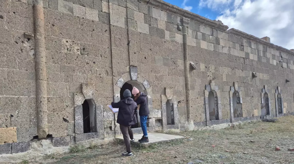 Öğrencilerden Tarihi Tabyaya Restorasyon