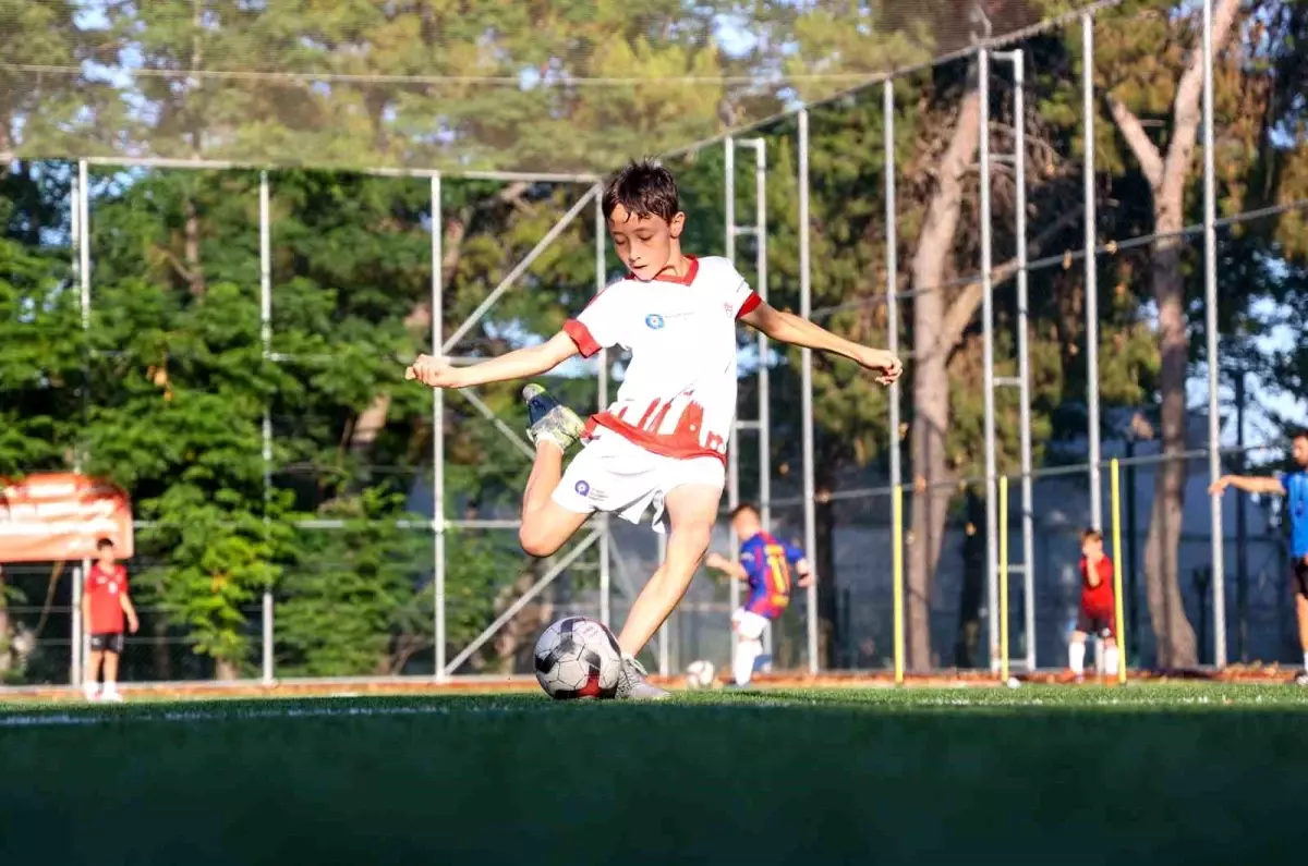 Antalya'da Çocuklar İçin Ücretsiz Futbol Akademisi Sezonu Açıldı