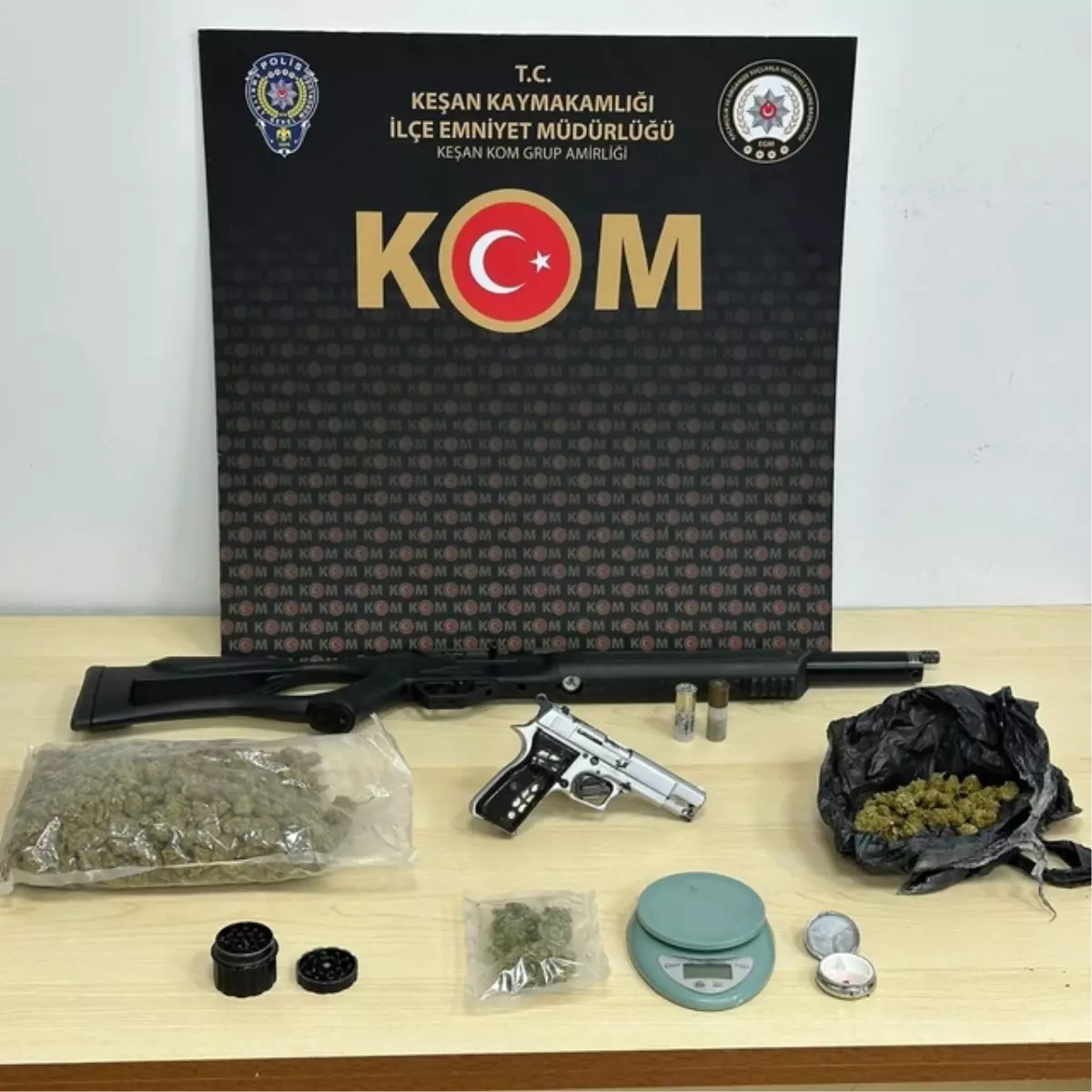 Uyuşturucu ve Silahla Yakalandı