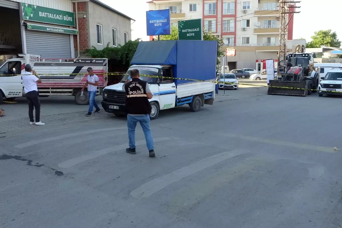 Sokak ortasında birbirlerine kurşun yağdırdılar: 2 yaralı
