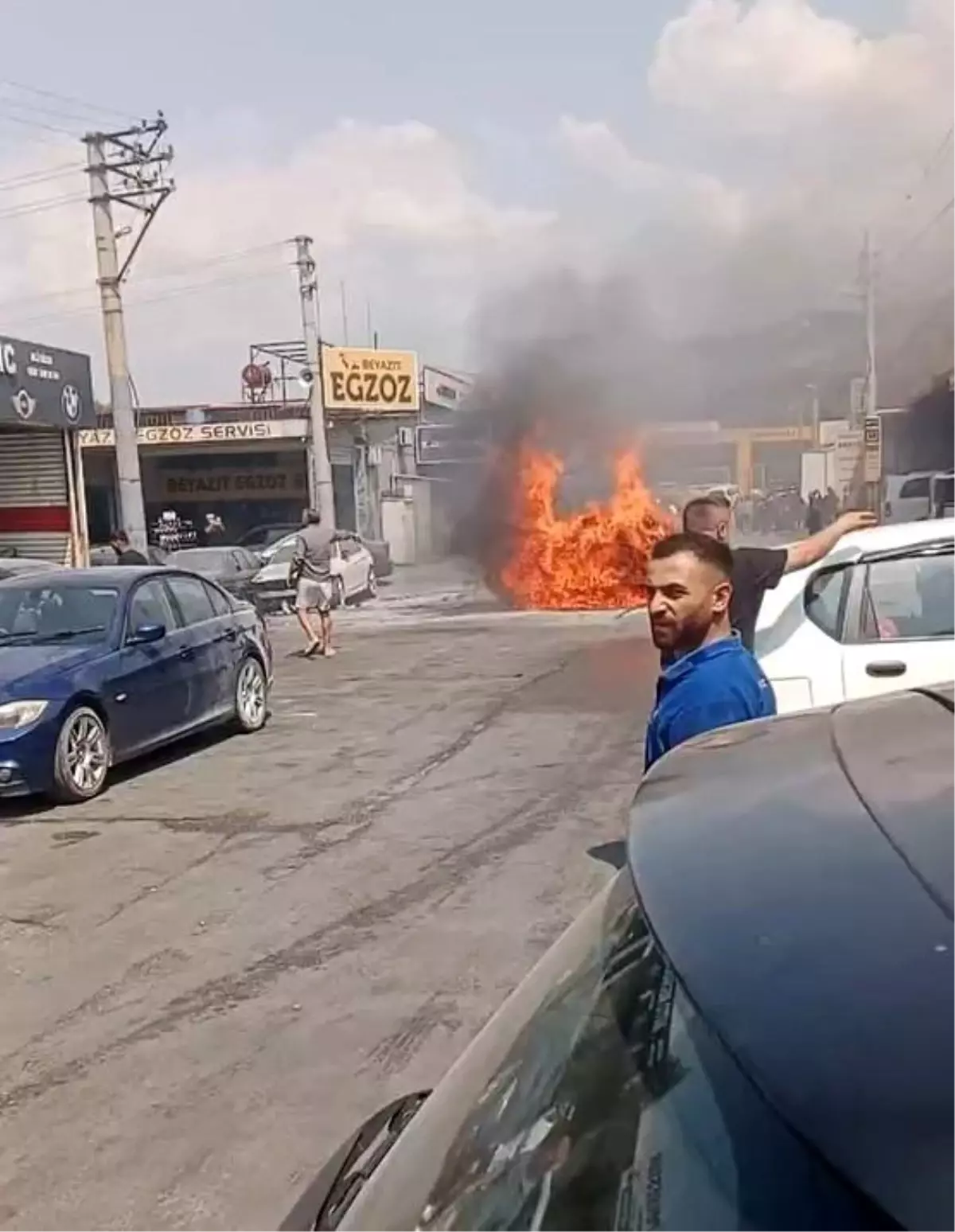 İzmir'de Jaguar Elektrikli Araç Yangını
