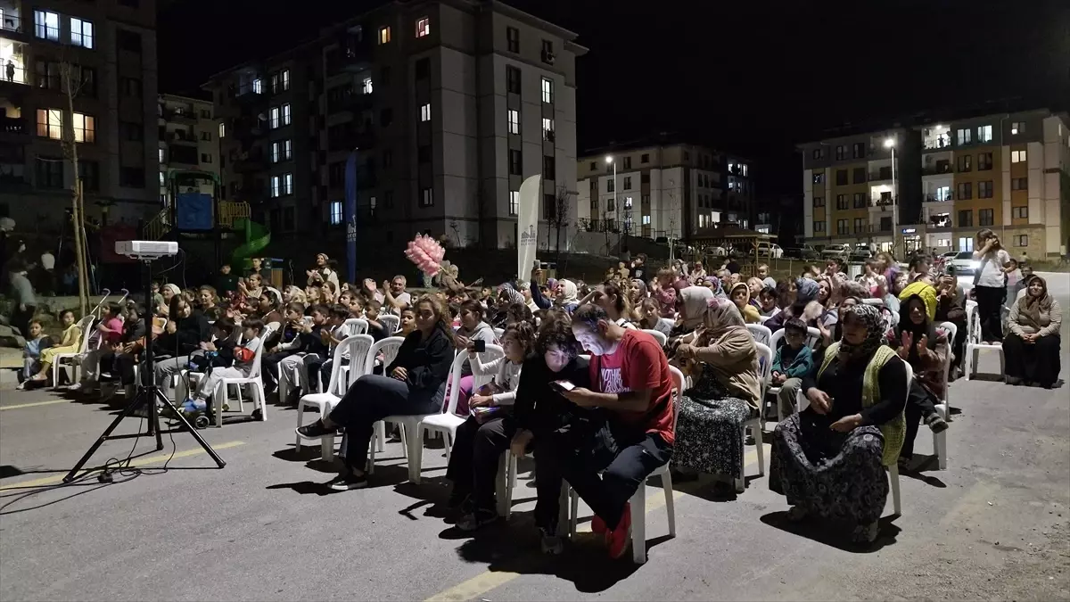 Hatay'da Gezen Sinema Tırı ile Film Gösterimi