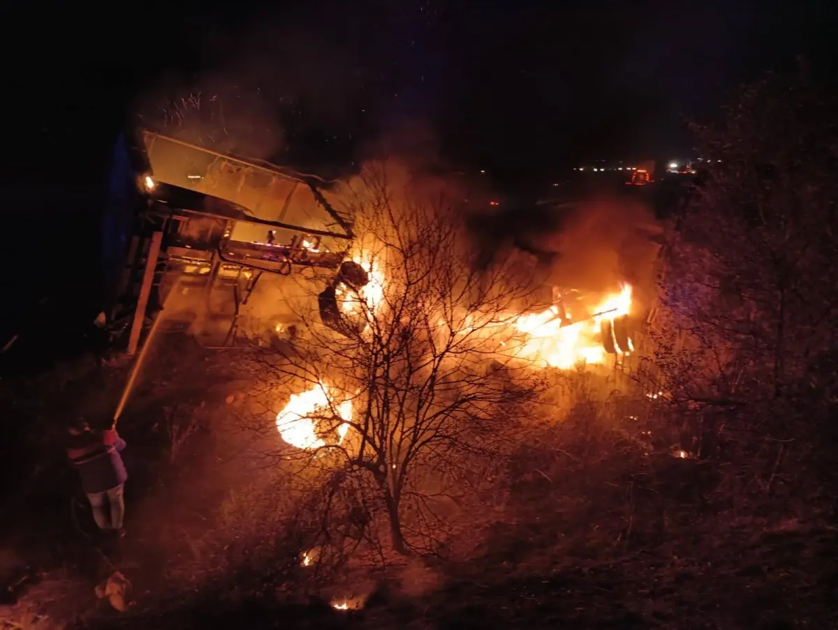 Bolu'da TIR Yangını: Alkollü İçecek Yükü Küllere Döndü